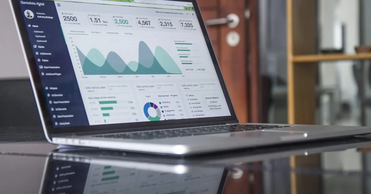 Audit SEO approfondi 2026 : tableau de bord d'analyse SEO sur ordinateur portable avec graphiques de performance