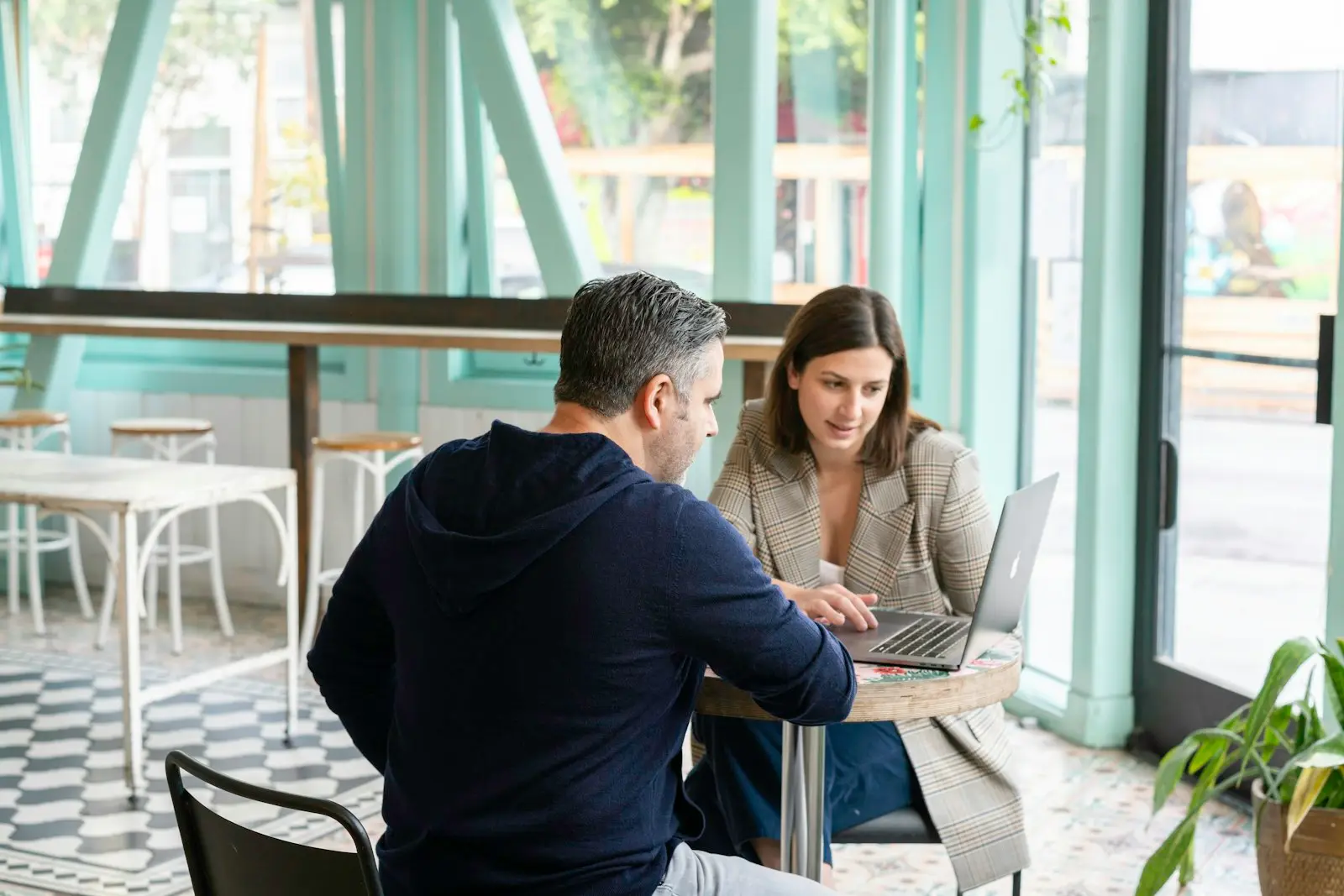 Conseiller et cliente échangeant autour d’un ordinateur portable
