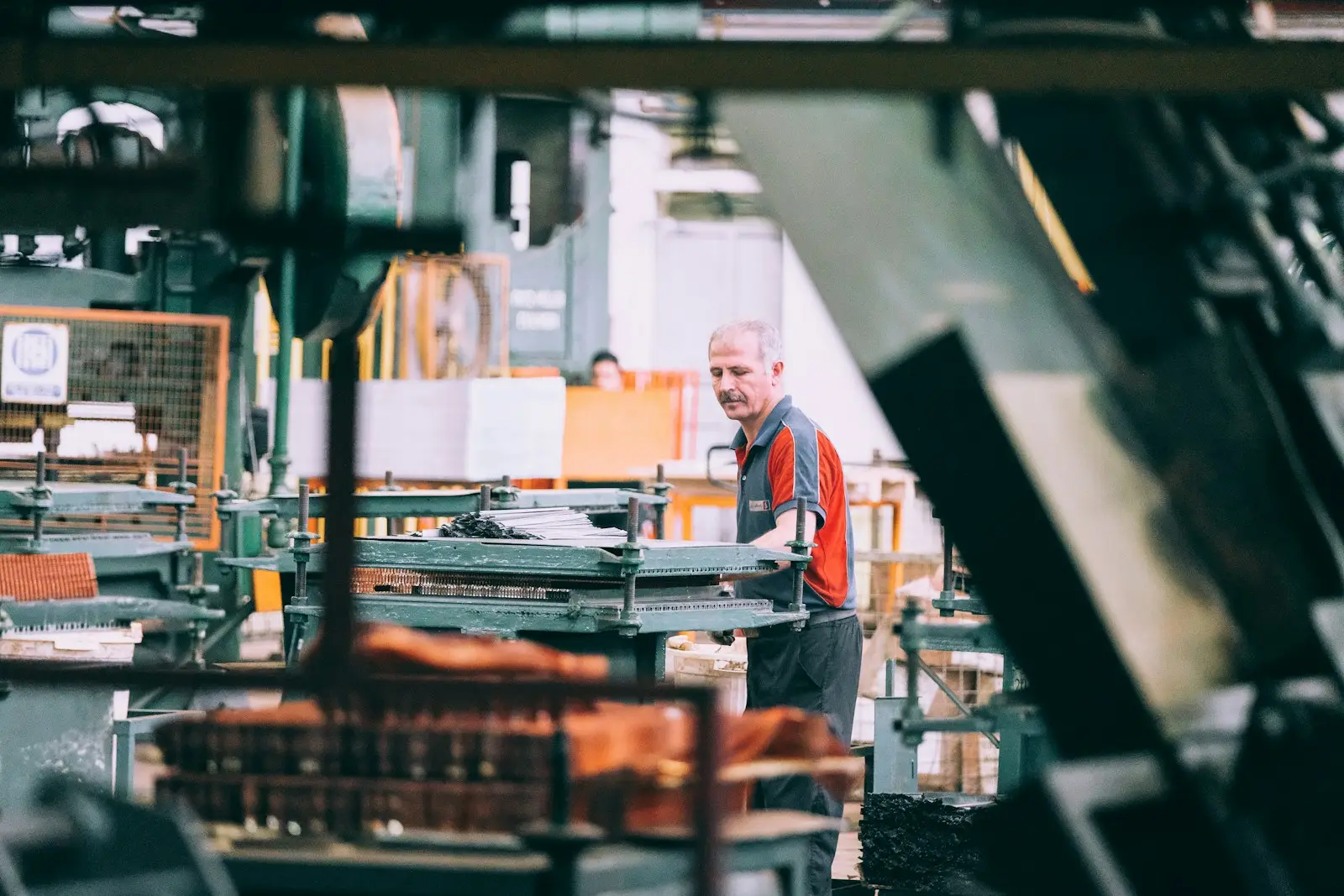 Technicien au travail dans un atelier de production