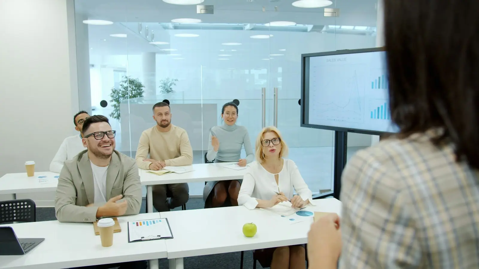 Adultes en formation dans une salle lumineuse
