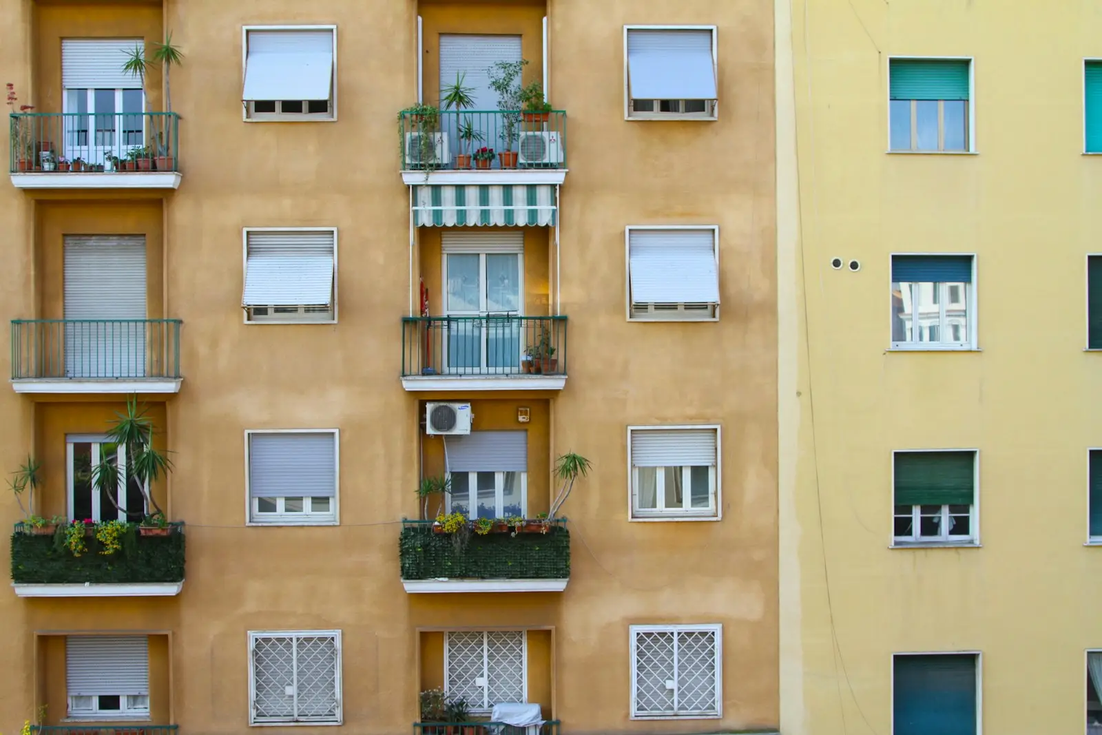 Façade d’un immeuble résidentiel avec balcons