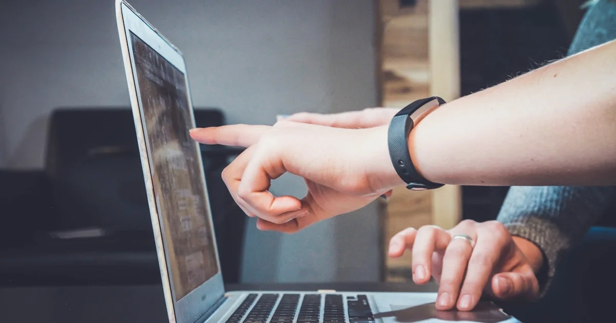 Consultante SEO analysant des données structurées FAQ sur un ordinateur portable