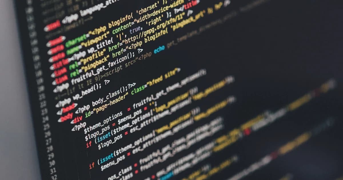 Développeuse analysant le code d'un site web pour le rendre accessible aux agents IA