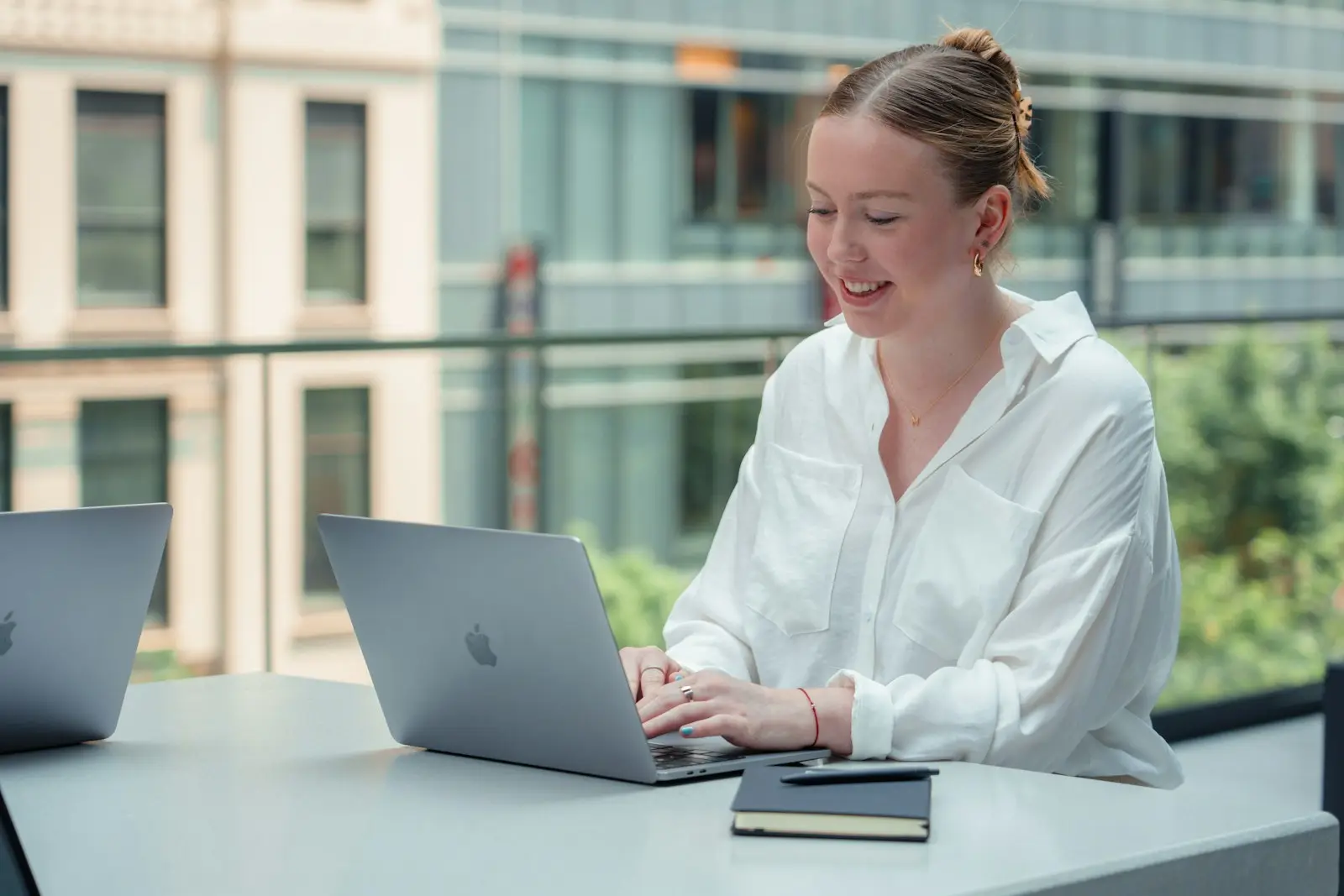 Femme souriante travaillant sur un ordinateur portable dans un bureau lumineux